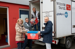 Bild Kooperation Tafel - Spendenaktion 2021 Wien, Weihnachsspendenübergabe an Wiener Tafel, C. Beiglböck, A. Gruber