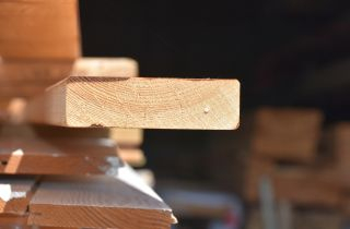Holzscheite aufeinandergestapelt